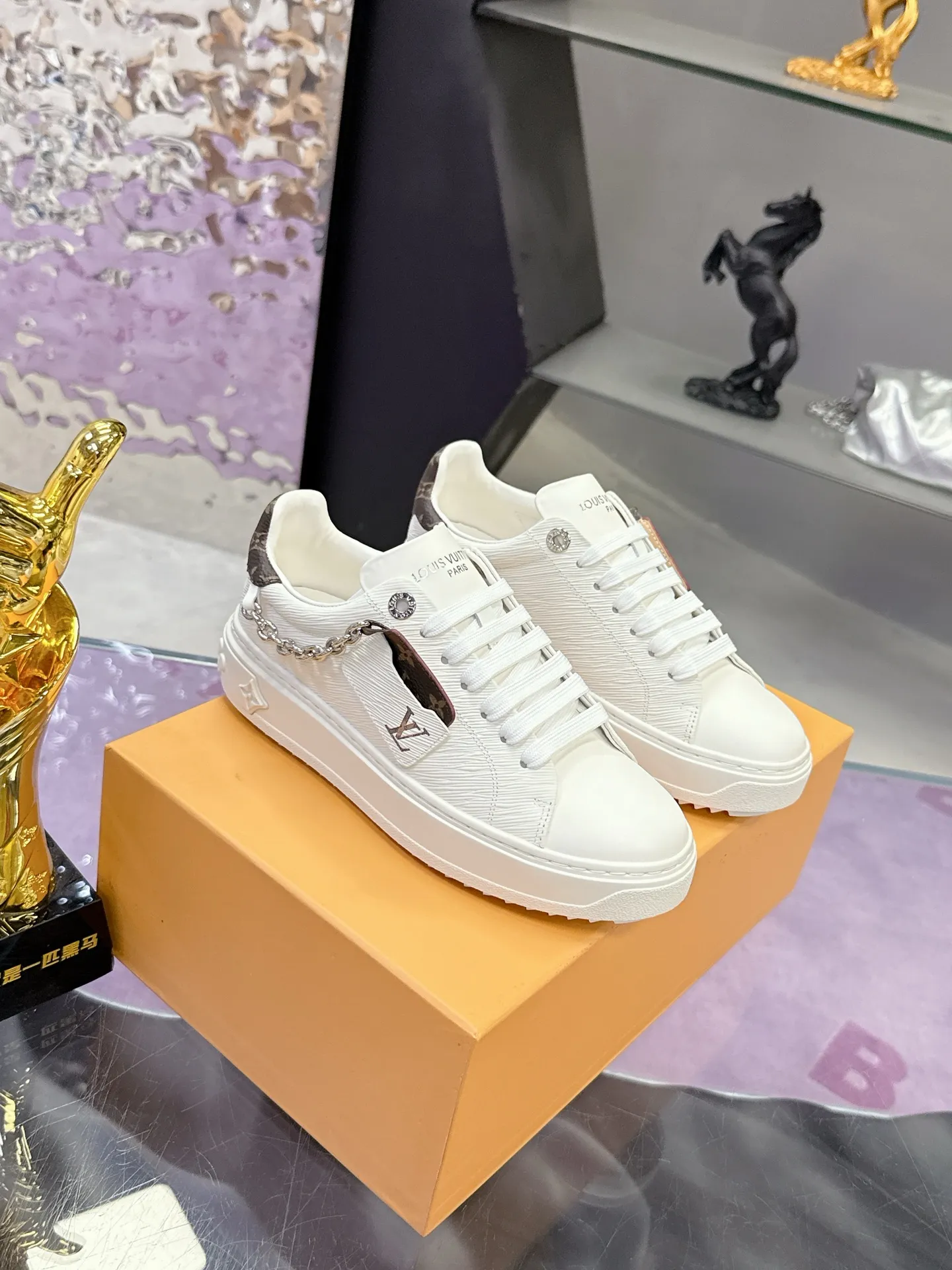 Factory price: 640💰 Louis Vuitton Louis Vuitton 25ss new style💗 Presbyopic chain sneakers, white shoes, many Internet celebrity fashion bloggers plant grass, simple shoe shape grid design, brand LOGO embossing, hardware buckle, presbyopic stitching, LV Circle rubber patch on the tongue with rich details 🌹 Original custom silk cowhide on the upper, water-dyed cowhide on the inside, one-piece molding process EVA feet 😄 Original open molded T men's shoes 💰U outsole LV white shoes series Size: 35-40